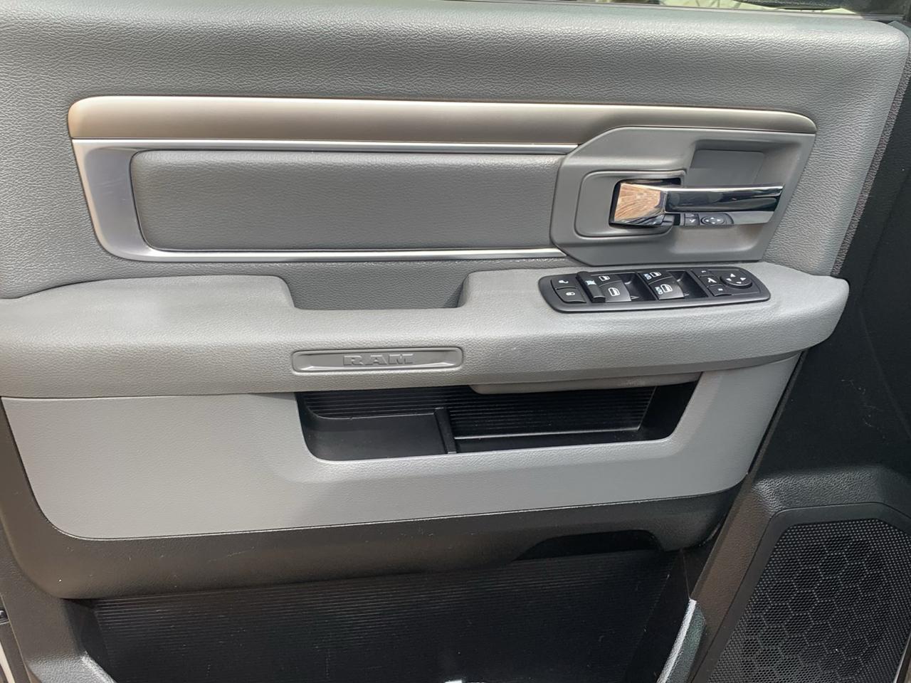 RAM 1500 4WD Crew Cab 140.5" Lone Star 2015