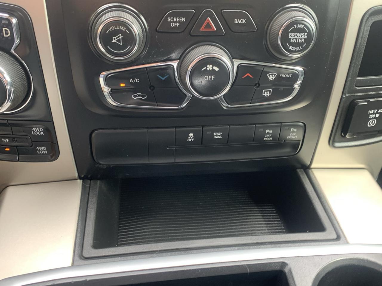 RAM 1500 4WD Crew Cab 140.5" Lone Star 2015