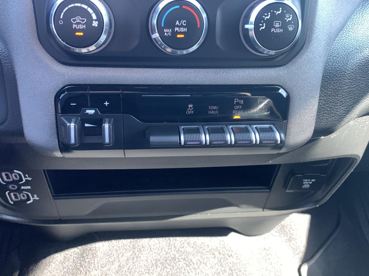 RAM 2500 Tradesman 4x4 Crew Cab 6'4" Box 2021