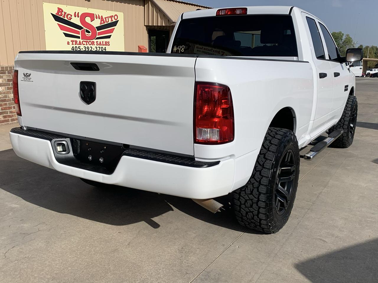 RAM 1500 Express 4x2 Quad Cab 6'4" Box 2017