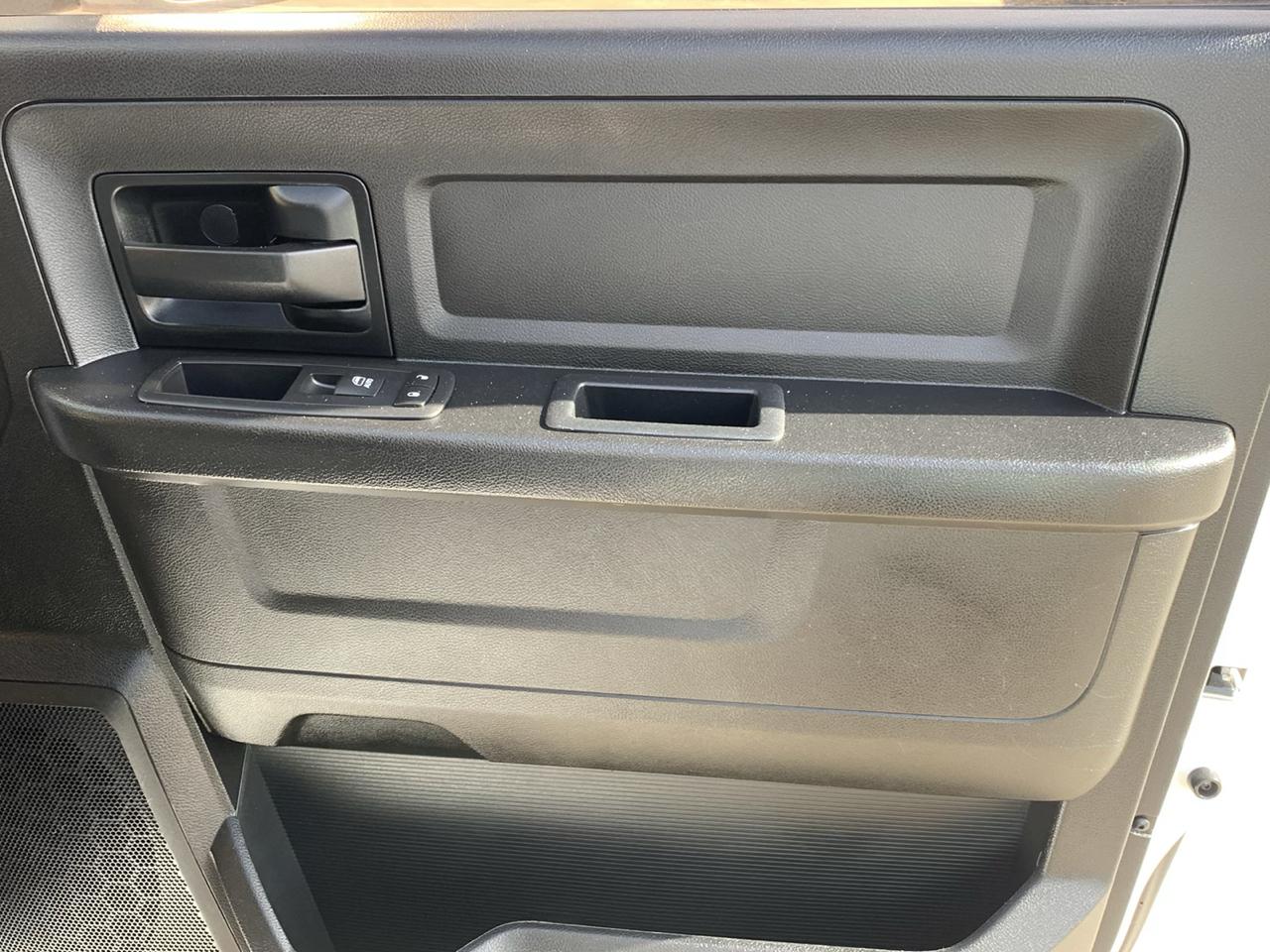 RAM 1500 Express 4x2 Quad Cab 6'4" Box 2017