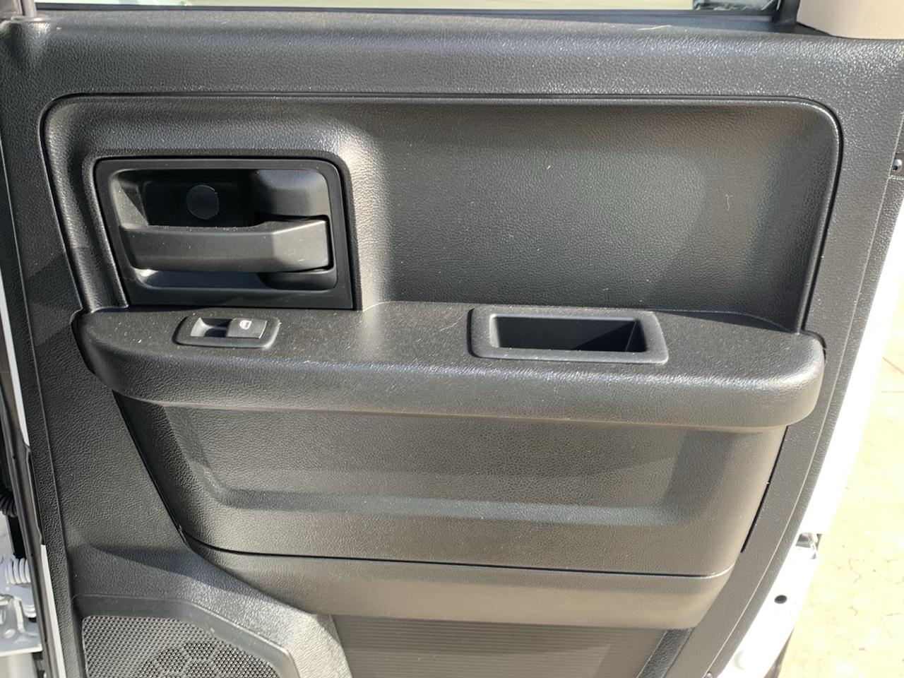 RAM 1500 Express 4x2 Quad Cab 6'4" Box 2017