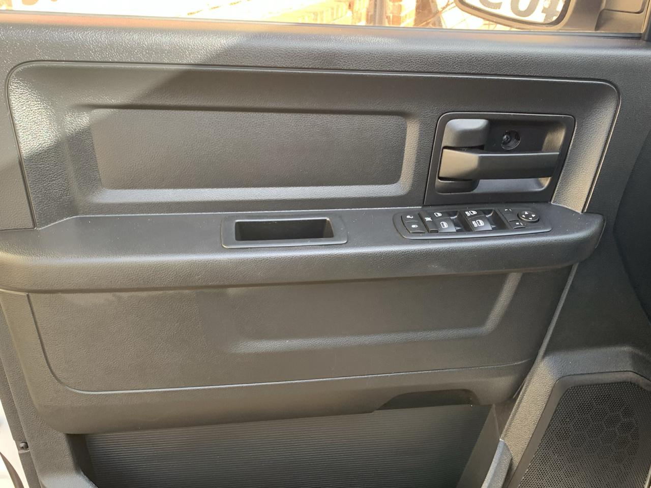 RAM 1500 Express 4x2 Quad Cab 6'4" Box 2017