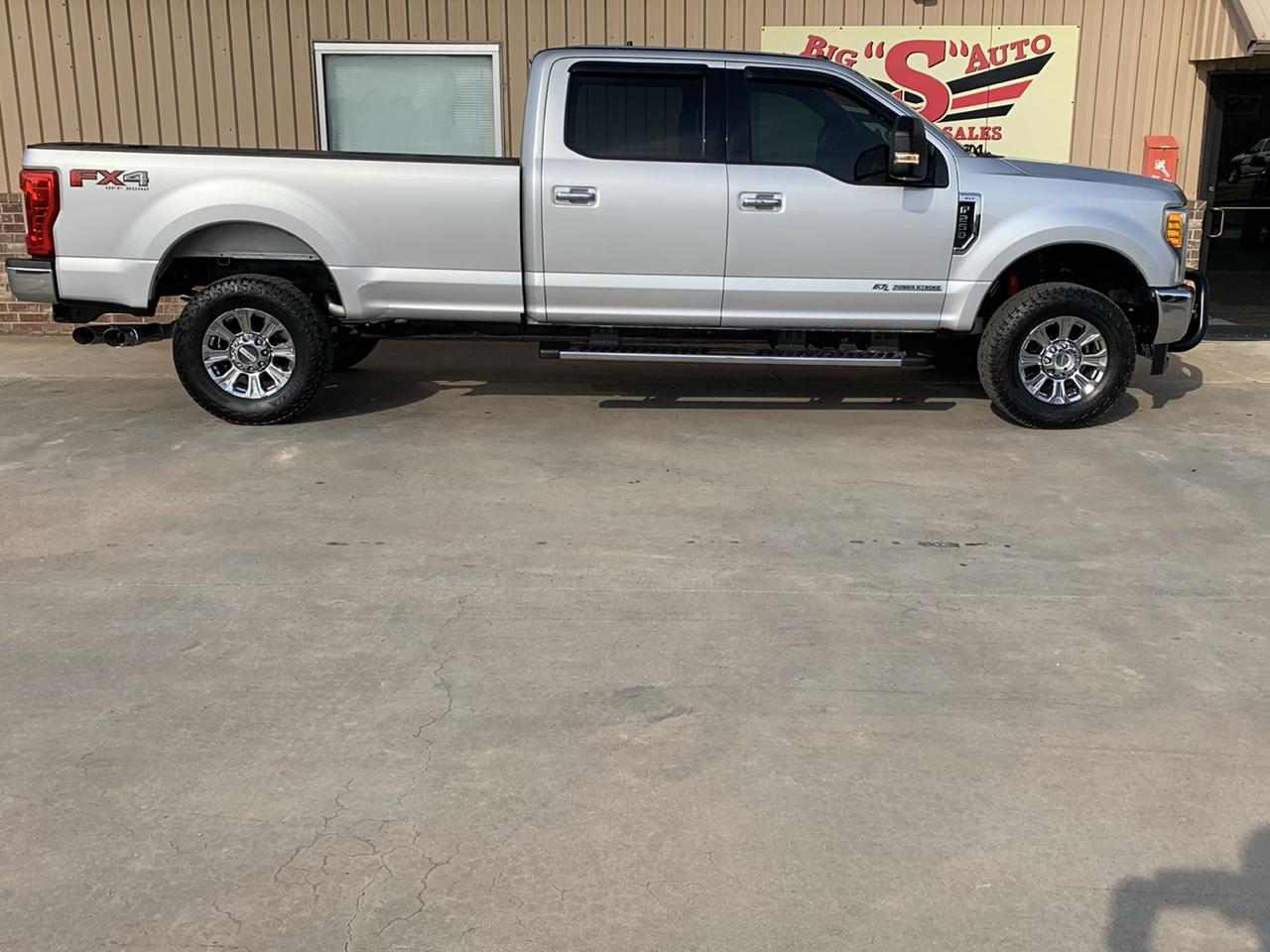 Ford Super Duty F-250 SRW XLT 4WD Crew Cab 8' Box 2017