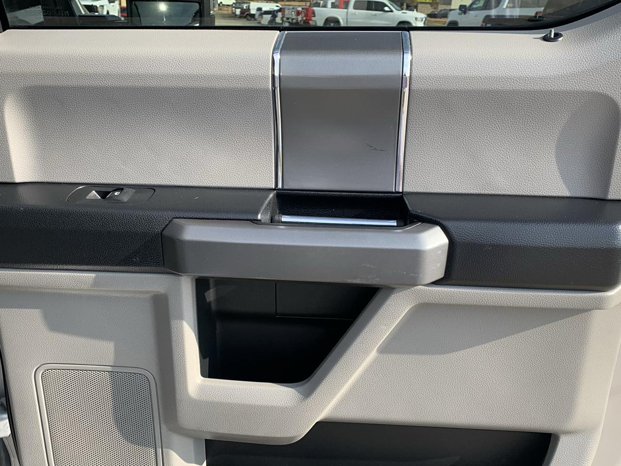 Ford Super Duty F-250 SRW XLT 4WD Crew Cab 8' Box 2017