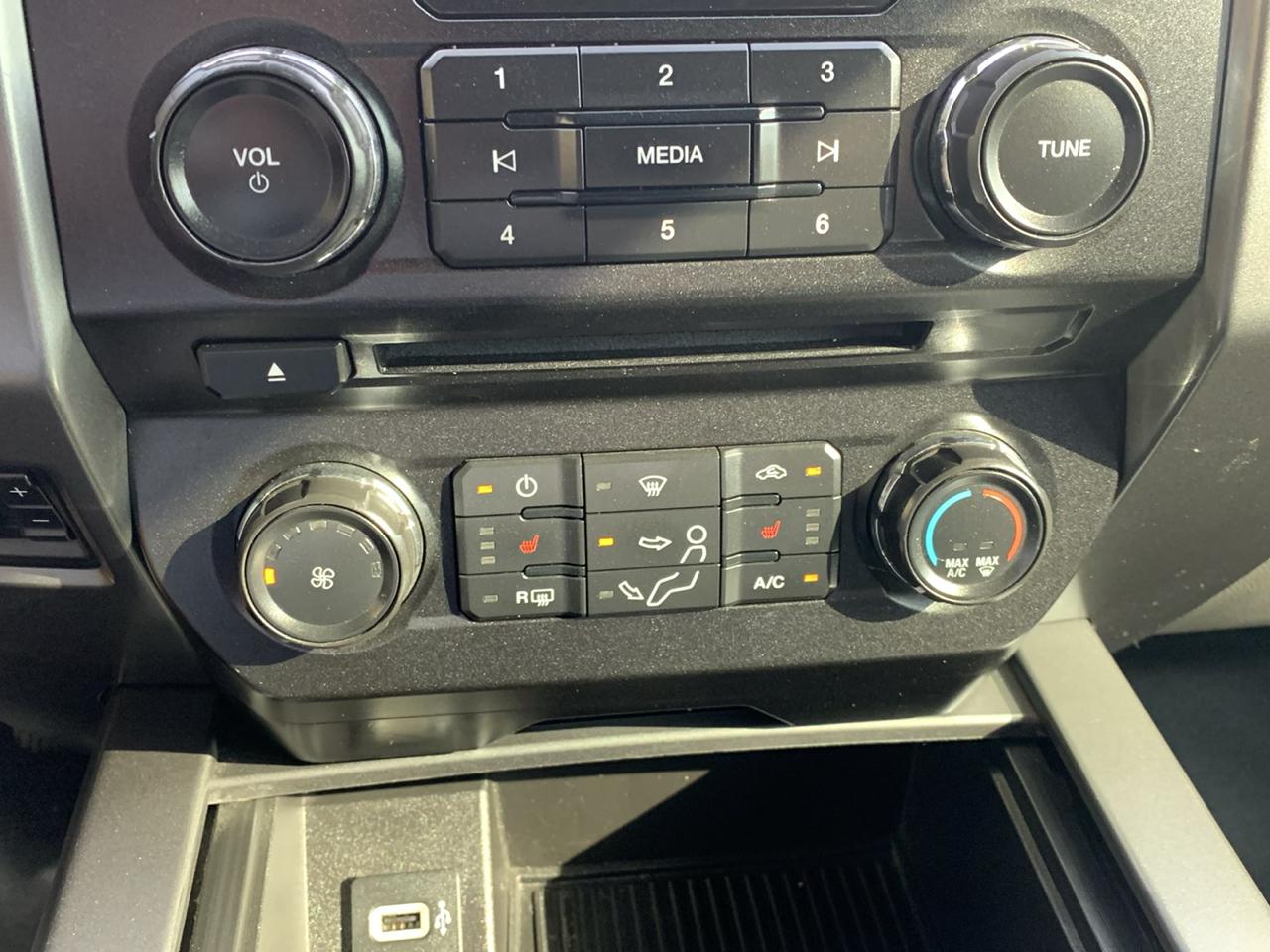Ford Super Duty F-250 SRW XLT 4WD Crew Cab 8' Box 2017