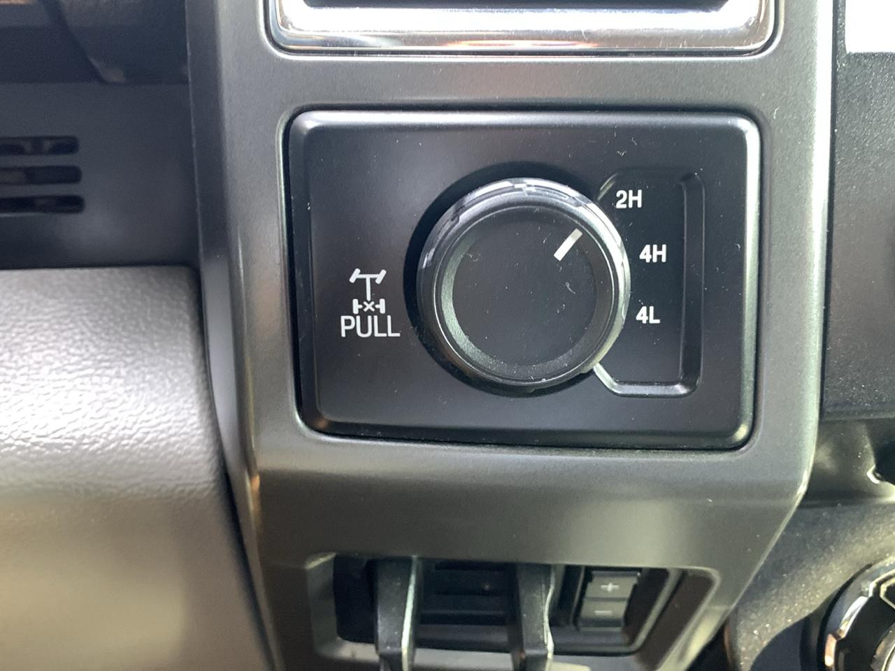 Ford Super Duty F-250 SRW XLT 4WD Crew Cab 8' Box 2017