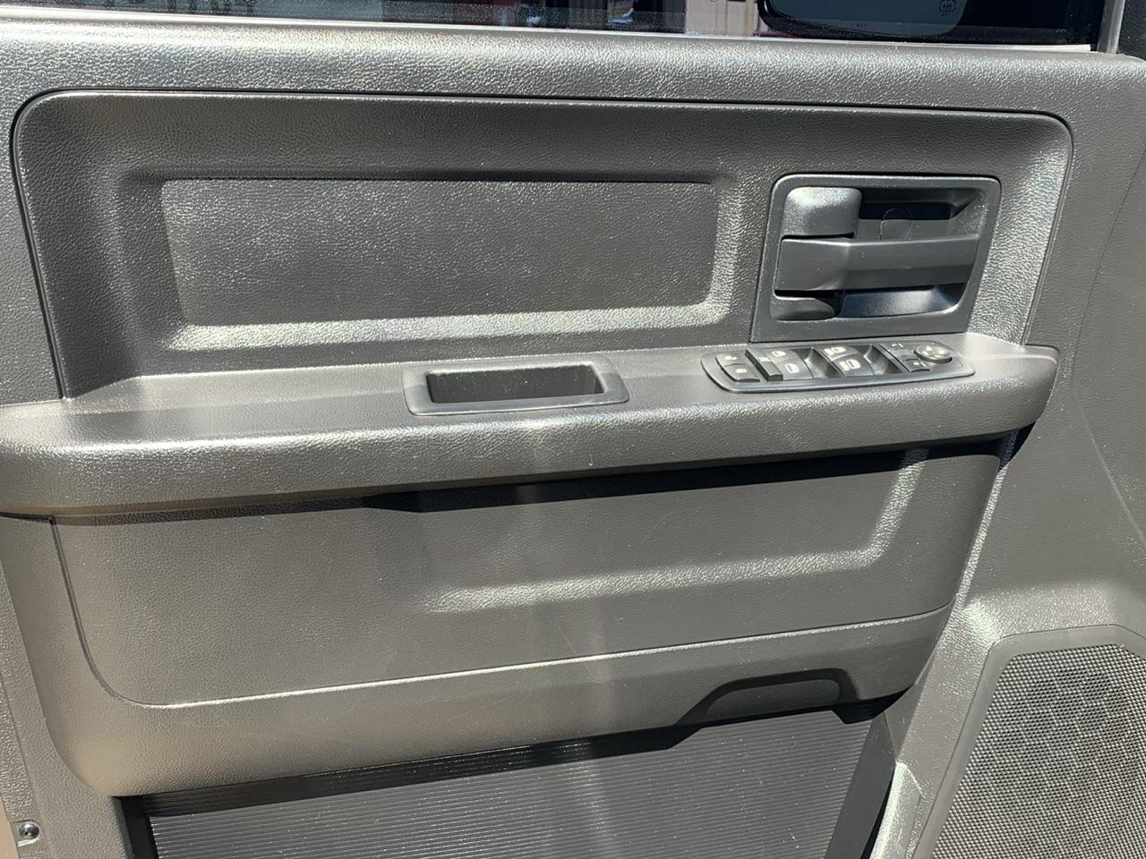 RAM 1500 4WD Crew Cab 140.5" Express 2014