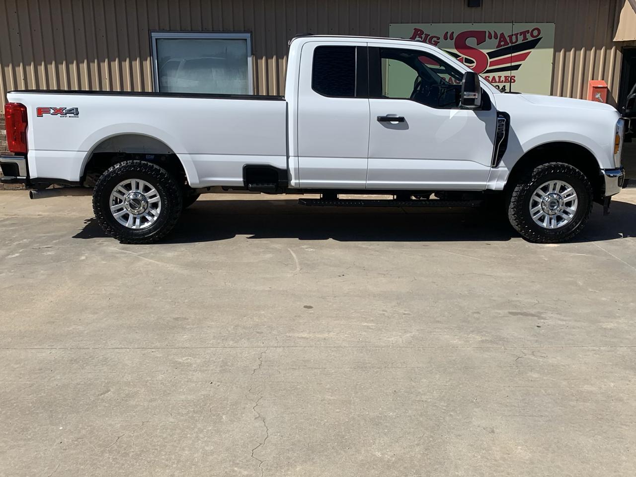 Ford Super Duty F-250 SRW XL 4WD SuperCab 8' Box 2023