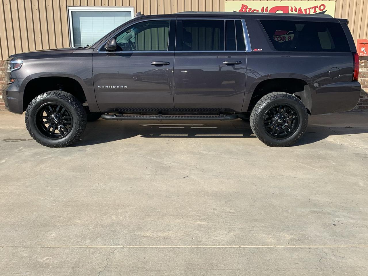 Chevrolet Suburban 4WD 4dr 1500 LT 2017