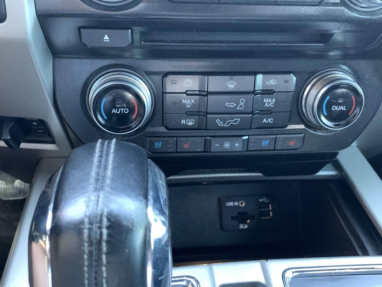 Ford F-150 4WD SuperCrew 139" Lariat 2015