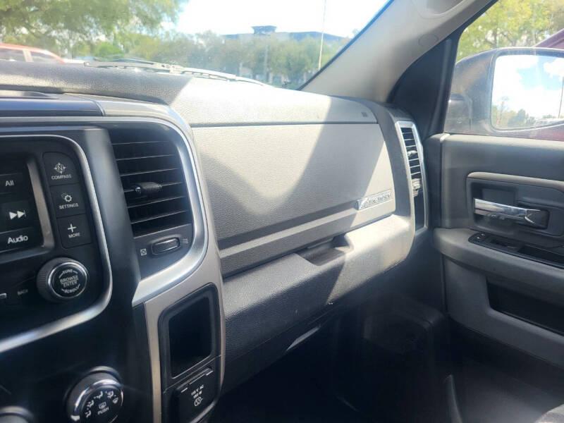 RAM 1500 SLT Quad Cab 2WD 2016