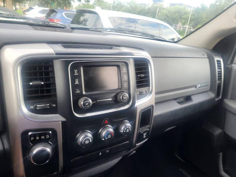 RAM 1500 SLT Quad Cab 2WD 2016