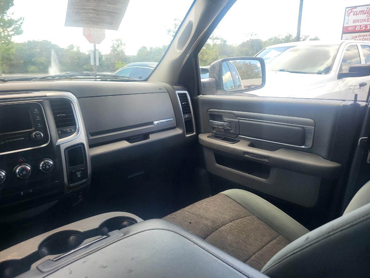RAM 1500 SLT Quad Cab 2WD 2016