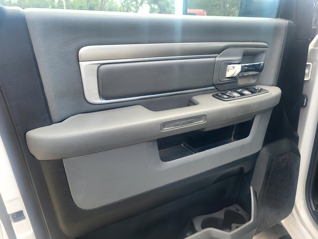 RAM 1500 SLT Quad Cab 2WD 2016