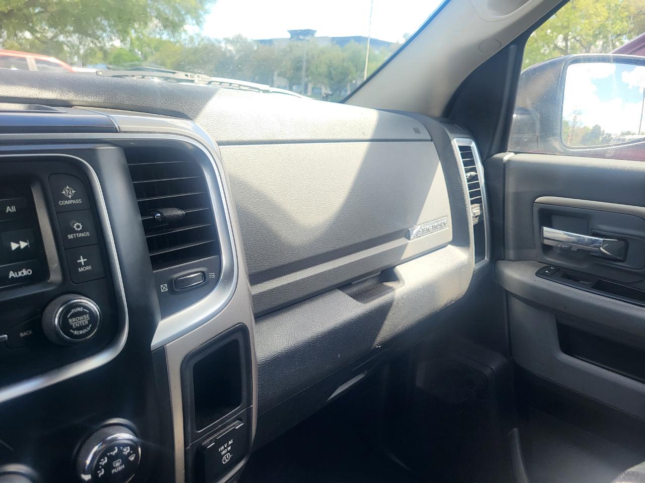RAM 1500 SLT Quad Cab 2WD 2016
