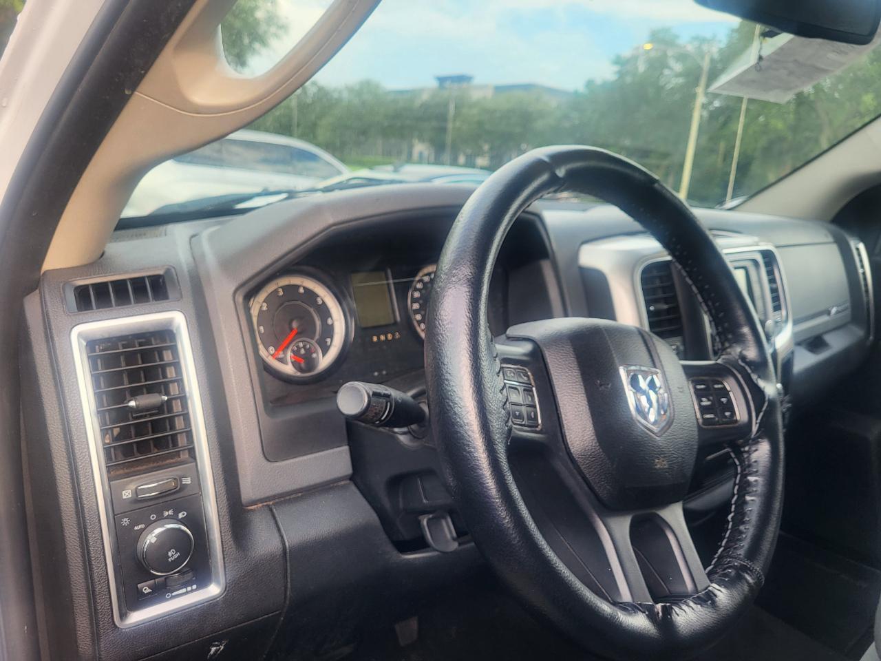 RAM 1500 SLT Quad Cab 2WD 2016