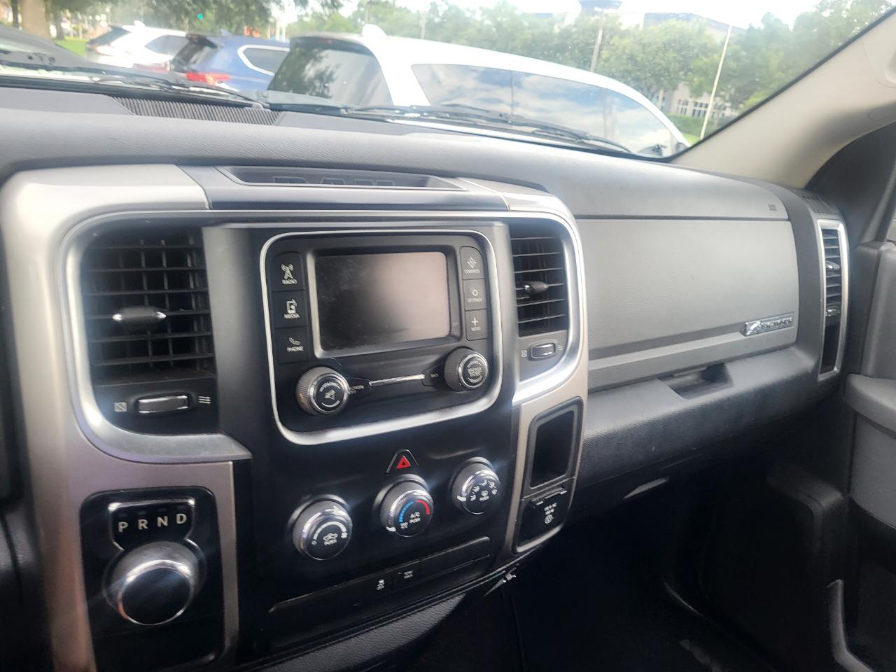 RAM 1500 SLT Quad Cab 2WD 2016