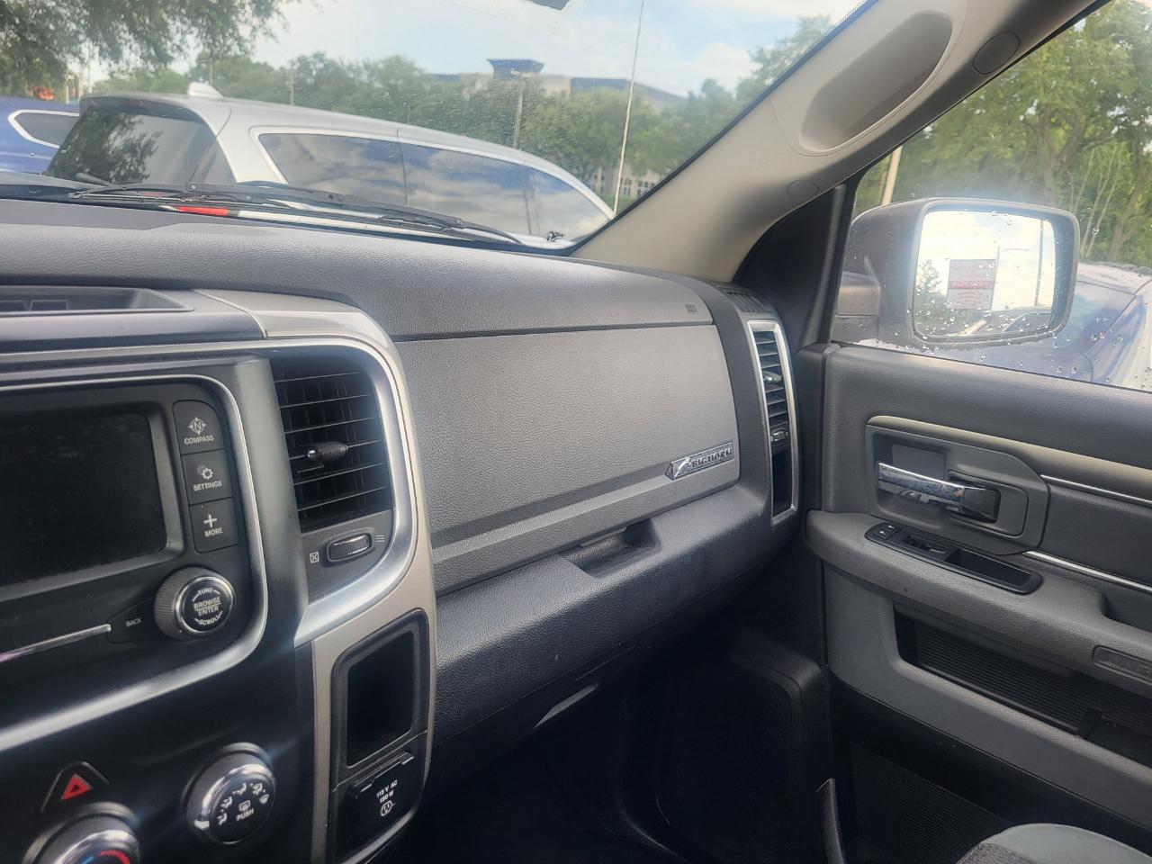 RAM 1500 SLT Quad Cab 2WD 2016