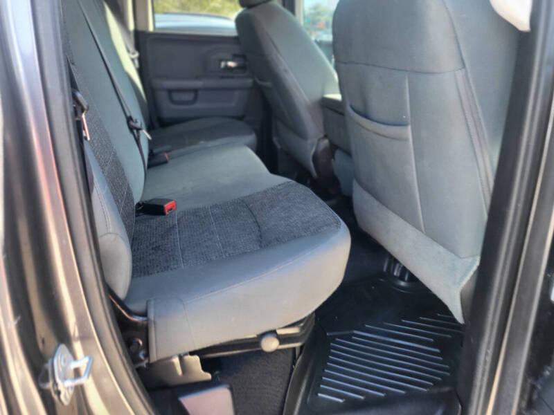 RAM 1500 SLT Quad Cab 2WD 2016
