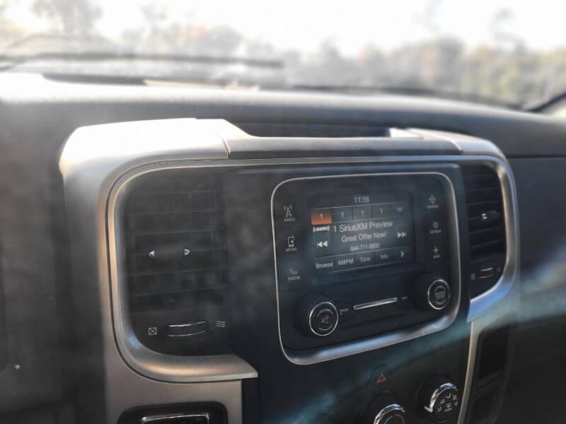 RAM 1500 SLT Quad Cab 2WD 2016