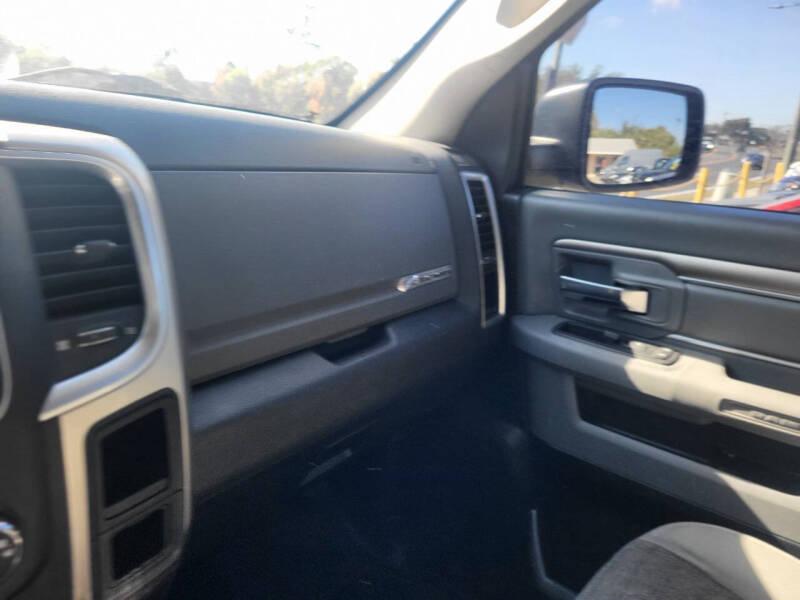 RAM 1500 SLT Quad Cab 2WD 2016