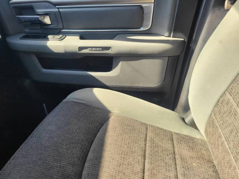 RAM 1500 SLT Quad Cab 2WD 2016