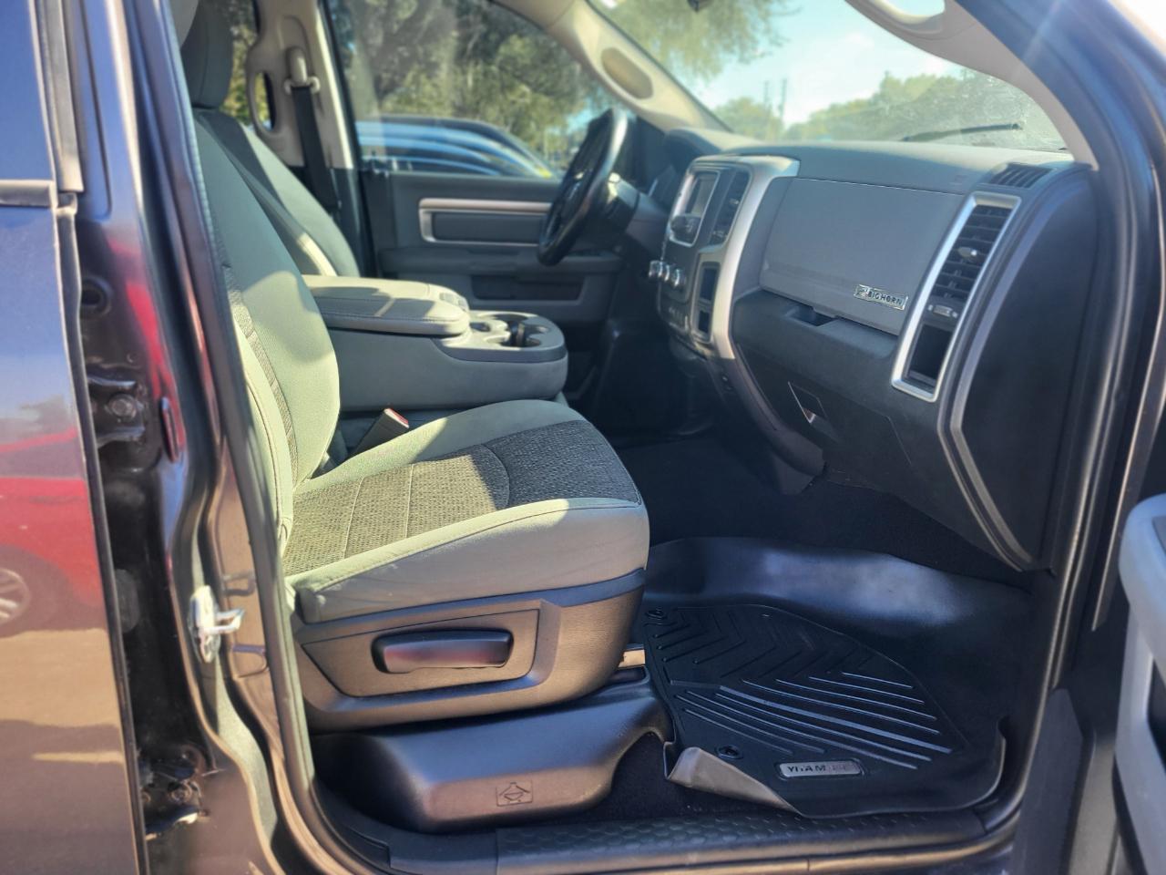 RAM 1500 SLT Quad Cab 2WD 2016