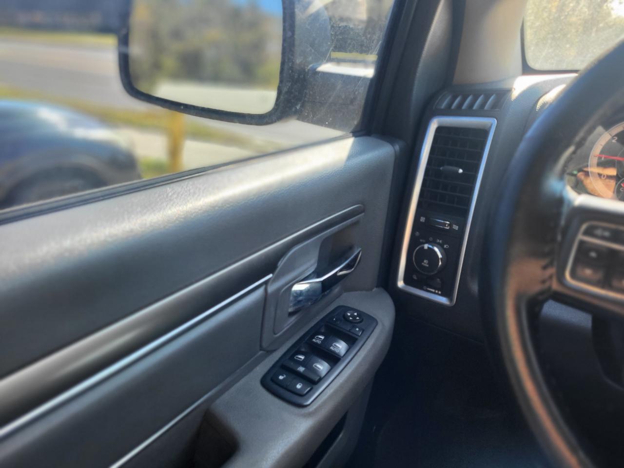 RAM 1500 SLT Quad Cab 2WD 2016