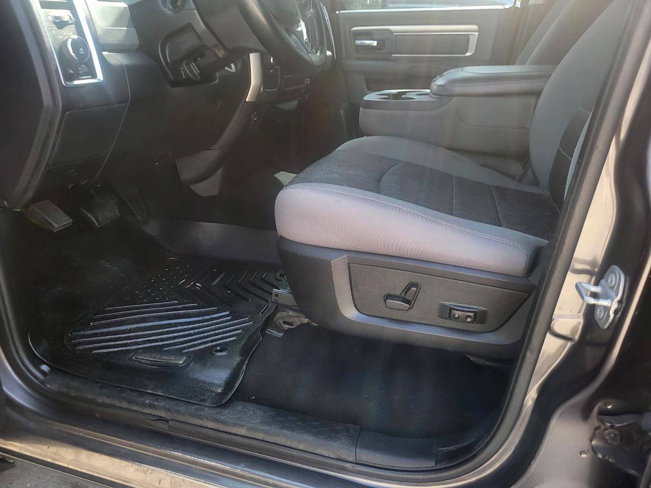 RAM 1500 SLT Quad Cab 2WD 2016