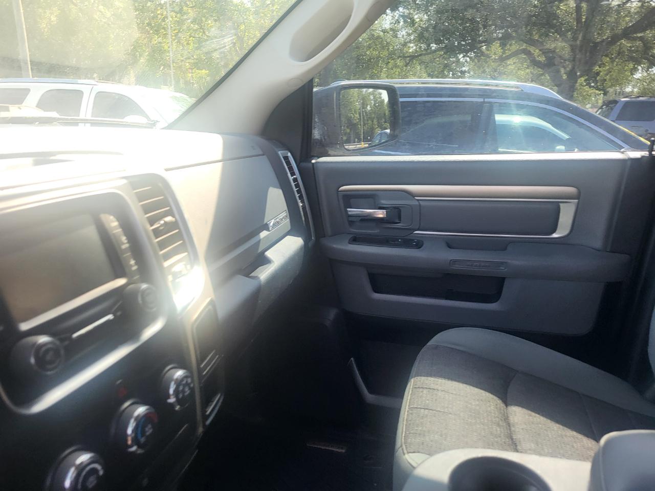 RAM 1500 SLT Quad Cab 2WD 2016