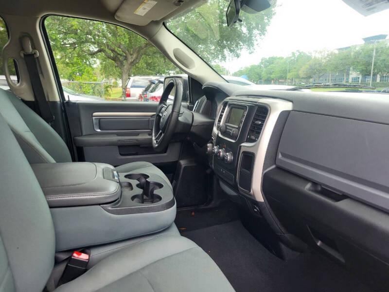 RAM 1500 SLT Quad Cab 4WD 2017