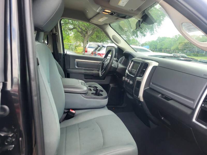RAM 1500 SLT Quad Cab 4WD 2017