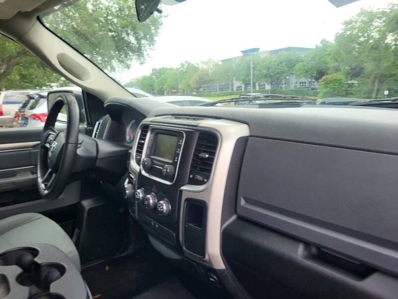 RAM 1500 SLT Quad Cab 4WD 2017