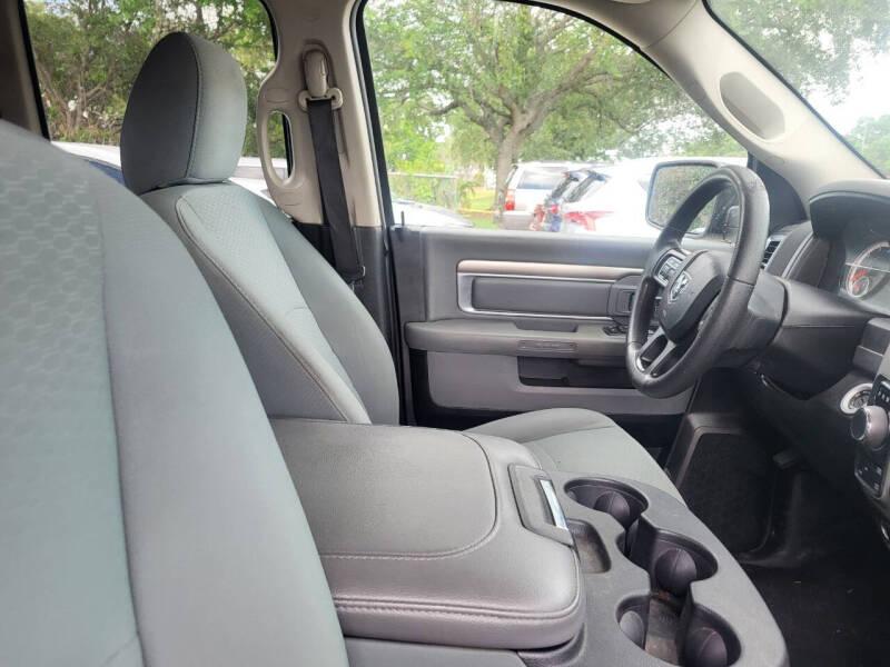 RAM 1500 SLT Quad Cab 4WD 2017