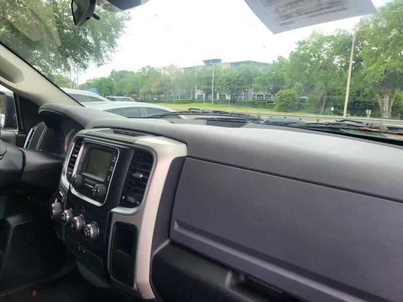 RAM 1500 SLT Quad Cab 4WD 2017