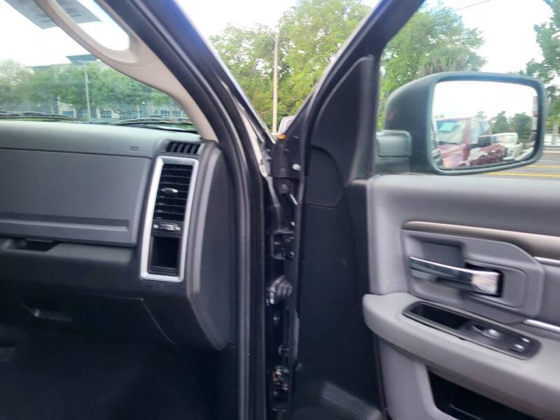 RAM 1500 SLT Quad Cab 4WD 2017