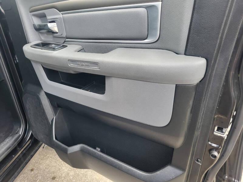 RAM 1500 SLT Quad Cab 4WD 2017