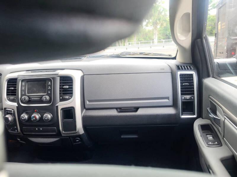 RAM 1500 SLT Quad Cab 4WD 2017