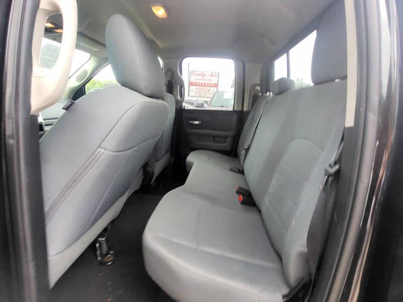 RAM 1500 SLT Quad Cab 4WD 2017