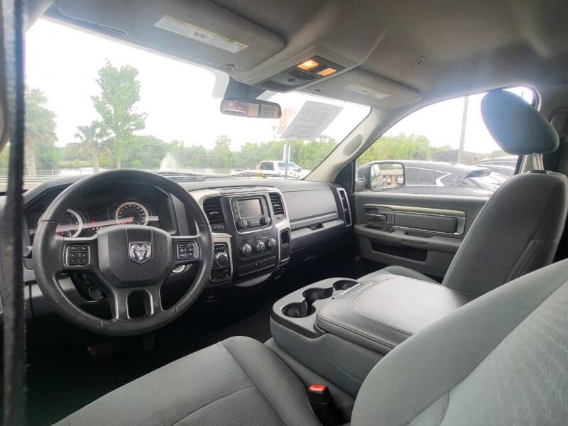 RAM 1500 SLT Quad Cab 4WD 2017