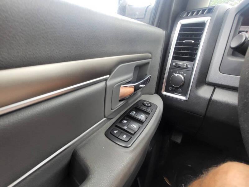 RAM 1500 SLT Quad Cab 4WD 2017