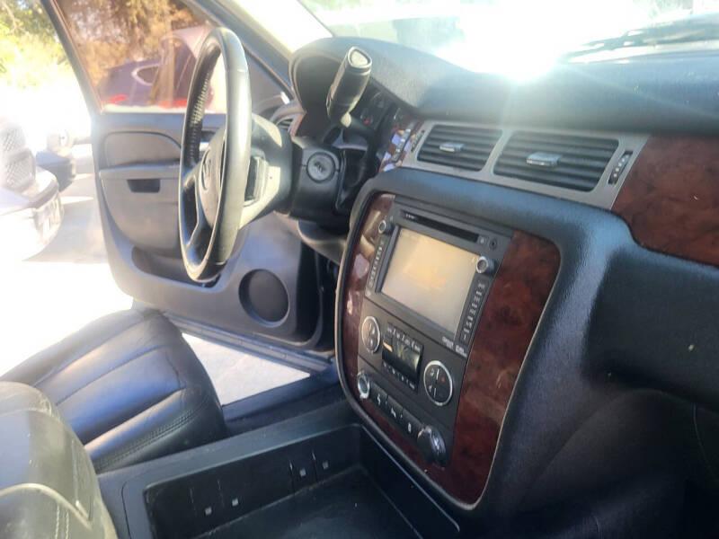 Chevrolet Suburban LT 1500 2WD 2012