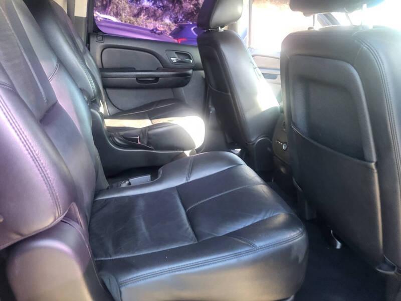 Chevrolet Suburban LT 1500 2WD 2012