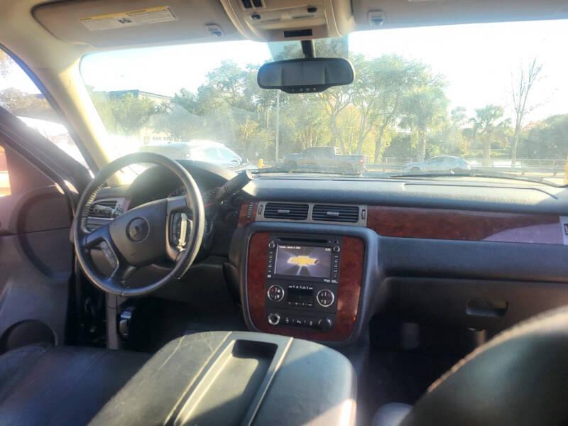 Chevrolet Suburban LT 1500 2WD 2012