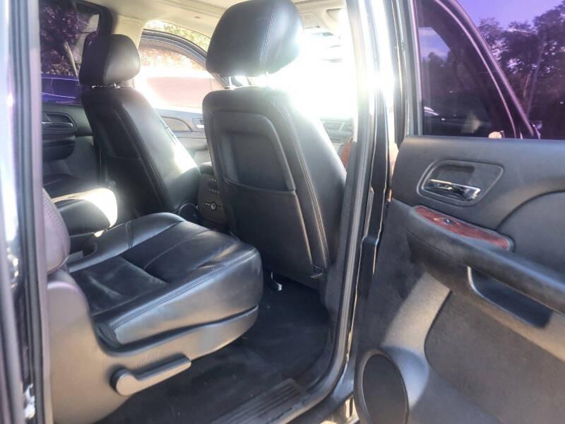 Chevrolet Suburban LT 1500 2WD 2012