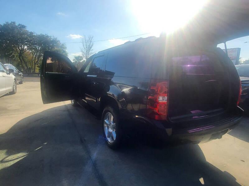 Chevrolet Suburban LT 1500 2WD 2012