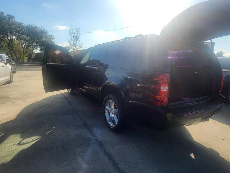Chevrolet Suburban LT 1500 2WD 2012