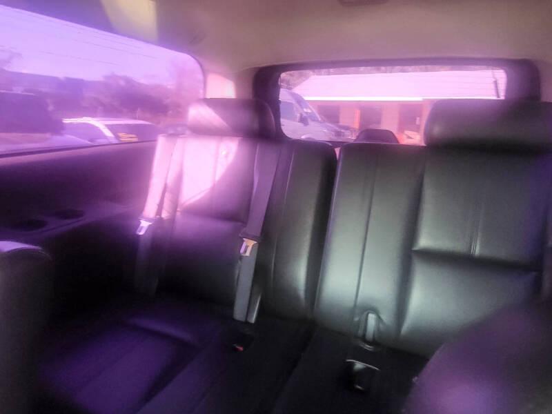 Chevrolet Suburban LT 1500 2WD 2012