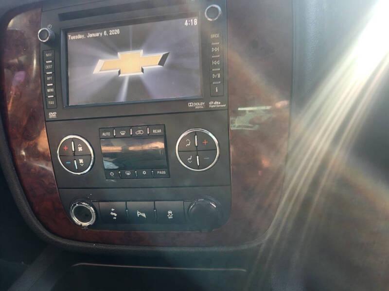 Chevrolet Suburban LT 1500 2WD 2012